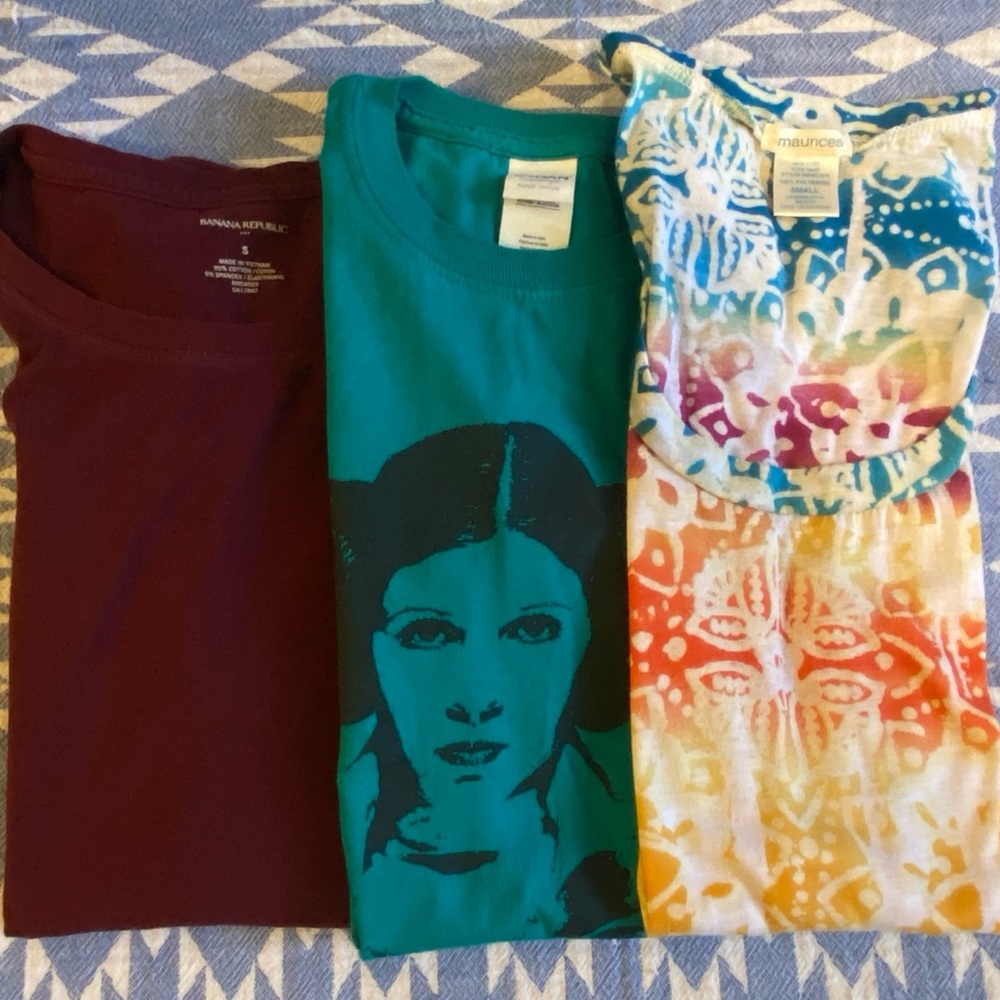 Banana Republic, Maurices, & Gildan Short Sleeve Summer T-Shirts 3Piece Bundle